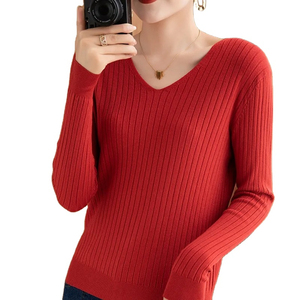 เสื้อสเวตเตอร์สวมหัวคอวีของผู้หญิงมีโลโก้ด้านหน้าแบบถักทอ - Product Image 5