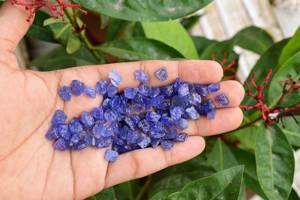 พลอย tanzanite ทรงเหลี่ยมเพชรพลอยหยาบจากธรรมชาติรูปทรงแฟนซีผ่านการรับรอง - Product Image 3