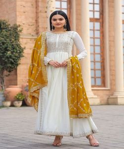 Vestido formal moderno de Georgette inspirado en Bollywood con detalles de lentejuelas, conjunto de pantalón superior de algodón con estilo Dupatta - Product Image 3