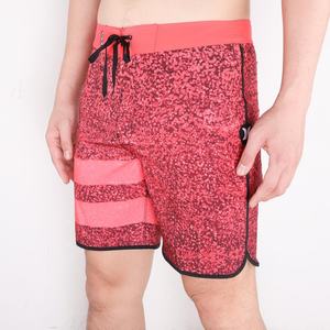 Shorts de bain de surf d'été personnalisés avec logo coloré, shorts de plage noirs vierges, shorts de planche pour hommes - Product Image 1