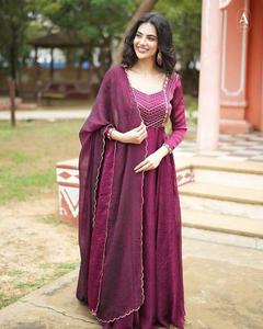 มิระกระแสน้ำแห่งประเพณีสไตล์บอลลีวูดส่าหรีสำหรับงานปาร์ตี้ที่มีสีสันและน่าจดจำด้วยเสียงกระซิบที่สง่างามของความสุข - Product Image 2