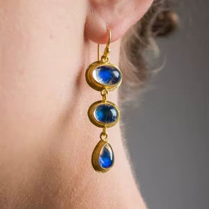 Boucles d'oreilles pendantes en labradorite ronde de 6x8 mm, design tendance de Surgyan Saini, plaquées argent et or, sertissage en bézel, boucles d'oreilles hip-hop pour enfants - Product Image 1