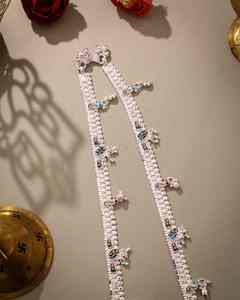 Tobilleras Payal plateadas con estilo con ajuste circular para mujer, accesorio de moda de origen indio a la moda - Product Image 1