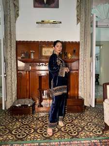 Conjunto de Salwar Kameez de Terciopelo Ecológico Antra Lifestyle, Estilo Urbano con Estampado Floral Tradicional, Secado Rápido para Fiestas - Product Image 3