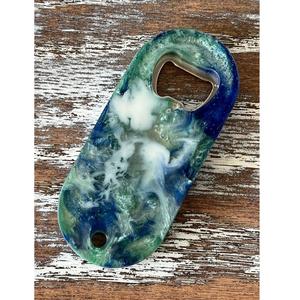 Ouvre-bouteille en résine artistique durable avec détails classiques, parfait pour les maisons vintage et les accessoires de cuisine sophistiqués - Product Image 3