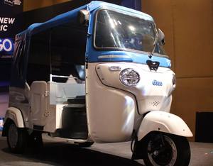 Tricycle à 3 roues Bajaj GoGo P7012 EV 2025, carrosserie ouverte, 4 passagers, charge utile de 400 kg, certifié DOT/ECE - Product Image 3