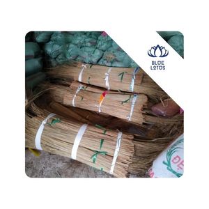 Palo de escoba de coco de Venta caliente para hacer una escoba de limpieza duradera utilizada en el hogar y el área exterior de Vietnam - Product Image 1