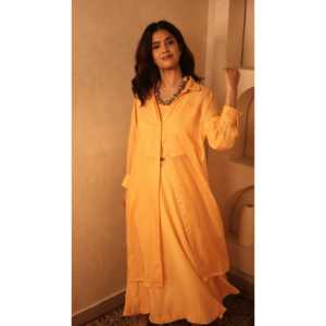 ชุดกระโปรงทรงตรงลายทางสีเหลืองอำพันพร้อมเสื้อเชิ้ตตัวยาว (ชุด 3 ชิ้น) - Product Image 4