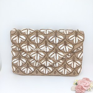 Bolso de mano hecho a mano con cuentas, recién llegado a la India, listo para enviar, precio al por mayor, bolso de mensajero de poliéster con letras y botones - Product Image 1