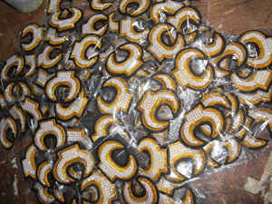 BADGE BRODÉ EN SOIE CONCEPTION CHAPEAU JOKER - Product Image 3