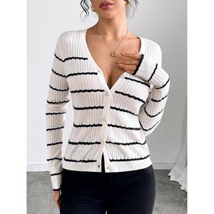 Cárdigan informal largo a rayas con cuello en V y botones de encaje para mujer - Product Image 3