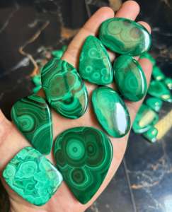 Haute qualité 500 grammes Lot de cabochon de malachite naturelle incroyable pierre précieuse verte en vrac pour la fabrication de bijoux en gros - Product Image 2