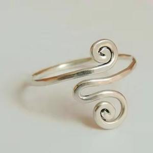 Anillos de Servilleta Modernos y Duraderos de Aluminio Plateado con Forma Personalizada y Acabado Pulido Dorado para Decoración de Mesa de Fiesta - Product Image 1