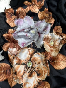 Sari numérique floral dans une incroyable couleur noire en soie-un look fabuleux - Product Image 6