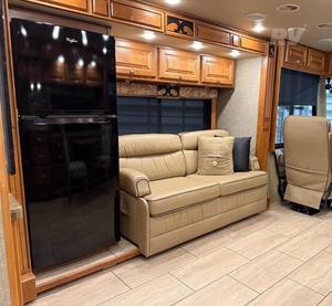 Autocaravana T-I-F-F-I-N RV A-L-L-E-G-R-O BREEZE 31BR del 2017 con el Mejor Rendimiento en Alojamiento, Disponible para la Venta - Product Image 6