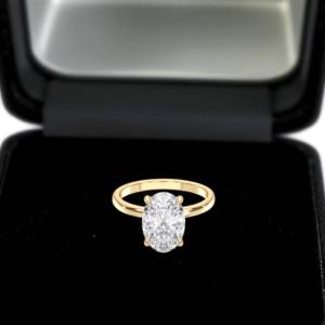 Anillo de Compromiso de Diamante de Corte Ovalado de Moissanita de 4.00 Quilates E-F/VVS-VS Hecho en Plata para Ella - Product Image 3