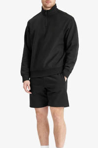 Pantalones cortos atléticos negros clásicos de cintura elástica con bolsillos laterales con cremallera Diseño minimalista y tela ligera para uso diario - Product Image 4