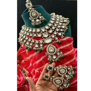 Ensemble de collier et boucles d'oreilles de haute qualité plaqué or avec pierres Kundan, collection de bijoux de mariage Tikka pour femmes - Product Image 1