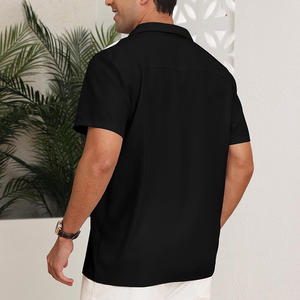 Chemise boutonnée à manches courtes pour homme disponible en vrac avec étiquettes personnalisées broderie logo marque privée et choix de tissus - Product Image 5