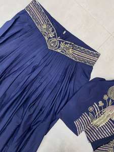 Vestido Indo-Occidental de Crepé de Seda Premium con Bordado y Cinturón, Estilo Drapeado, de Unity Luxure - Product Image 5