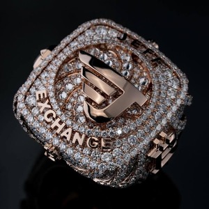 Anillos de moissanita de diseño personalizado de gama alta 10KT Ajuste de bisel de excelente calidad Estilo hip hop Precio de fábrica Compradores globales - Product Image 1