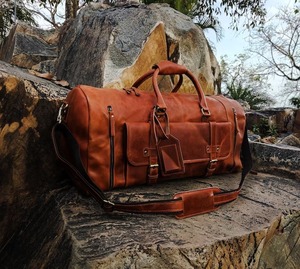 Sac de sport en cuir véritable fait à la main sac de voyage Weekender de style vintage avec motif de bonbons et design de mode - Product Image 2