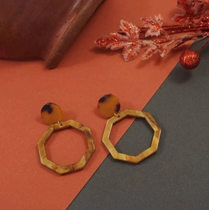 Pendientes de resina de Color azul de lujo para damas Joyería de moda de la mejor calidad en venta Patrón de modelo - Product Image 5