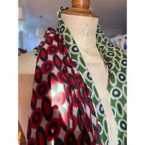 Manteau ou vêtement long en fine laine mérinos, vert, imprimé, style géométrique - Product Image 4