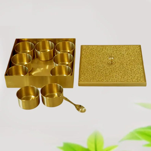 Boîte à épices en laiton de style élégant pour une organisation de cuisine haut de gamme, créant un espace de cuisson propre et raffiné - Product Image 3