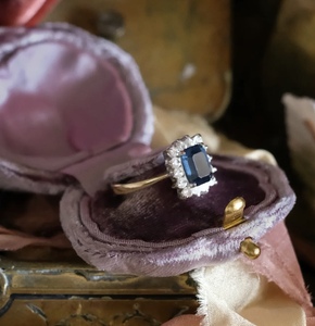 Joyero de terciopelo de gama alta para anillos Almacenamiento elegante para anillos de compromiso y bodas - Product Image 2