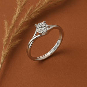 Anillo Solitario Clásico Minimalista de Plata, Talla Única, con Incrustaciones de Acero Inoxidable, Anillo de Compromiso con Moissanita y Baño de Oro de 18K - Product Image 1