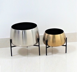 Juego de dos macetas de hierro y metal de diseño de lujo con 2 soportes de níquel y níquel negro para plantas de jardín - Product Image 6