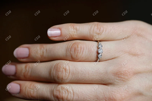 Anillo de Bodas de diamantes de moissanita de corte redondo con ajuste de bisel de moda al por mayor, anillo chapado en oro 18k de aniversario de cinco piedras para mujer - Product Image 5