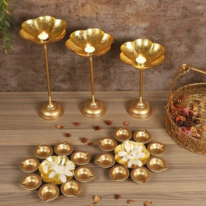Urli Diya y exhibiciones de velas en el hogar o la oficina Urli Diya decorativo para ocasiones espirituales o festivas - Product Image 1