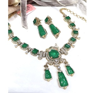 Atractivo conjunto de collar y aretes de moissanita chapados en oro de latón para mujeres y niñas ocasión de boda - Product Image 1