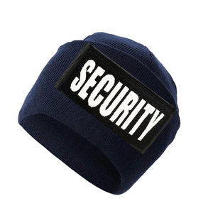 Bonnet en tricot uni avec un design simple, adapté à de multiples utilisations. - Product Image 6