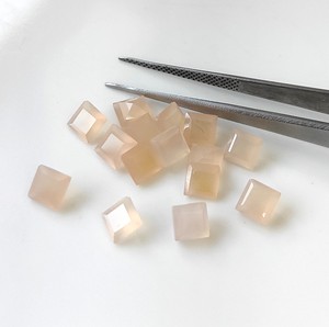 Calcédoine rose naturelle faite à la main pierre précieuse en vrac à facettes coupe carrée 3mm-30mm avec jeu de couleur/feu pour la fabrication de bijoux en gros - Product Image 2