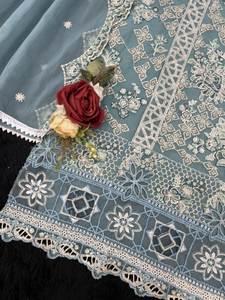 La collection de vêtements de fête et de fête modernes pakistanais sera bientôt lancée! RADHE EXPORTS Organza Soie KURTI PENT avec DUPATTA - Product Image 4