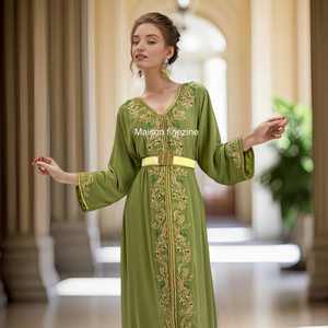 Caftán musulmán tradicional marroquí verde con accesorio bordado dorado - Product Image 6