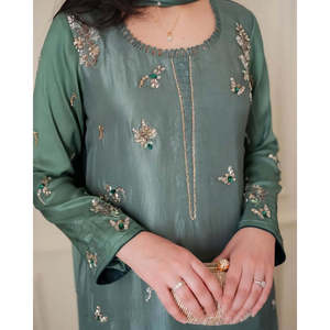 Robe élégante en satin faite à la main pour femmes au Pakistan, silhouette droite avec un magnifique imprimé floral, idéale pour Diwali, mariage, Eid. - Product Image 4