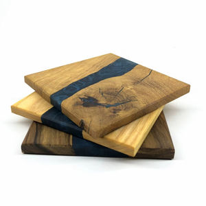 Sous-verres en bois et résine époxy fabriqués à la main ensemble durable de quatre grands cadeaux de pendaison de crémaillère ou décor de table de bureau - Product Image 1