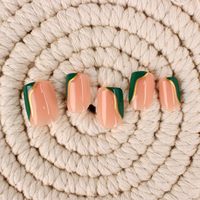 Herfst Press-on Nagels Korte Vierkante Nude Groene Nagels met Gouden Strepen Modieuze Glansrijke Acryl Kunstnagels Groothandel