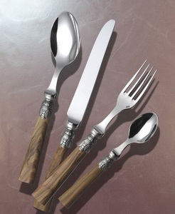 Juego de cubiertos de madera asequible, duradero y ecológico con un diseño único y acabado pulido para comidas formales e informales. - Product Image 2