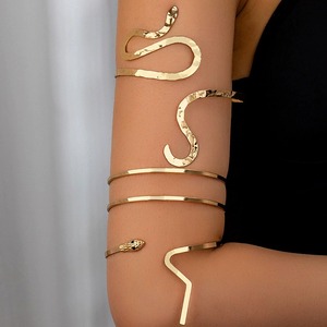 Elegante bracciale aperto in acciaio inossidabile con motivo d'onda in metallo avvolgente con bracciale regolabile con <span class=keywords><strong>braccio</strong></span> a <span class=keywords><strong>serpente</strong></span> gioielli di moda per strada - Product Image 2