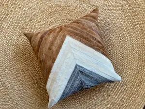 Funda de Almohada Cuadrada de Cuero Vacuno Marrón Oscuro, Diseño de Patchwork, Cierre de Cremallera, Personalizable para Hoteles, Hospitales y Hogar - Product Image 2