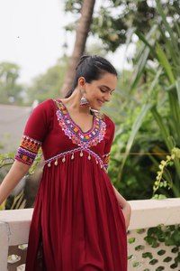 Blusa de Rayón para Mujer de 14 Kg con Bordado Kutchi Gamthi, Diseño Moderno Reversible, Lista para Usar en Fiestas de Navratri, Diwali y Bodas - Product Image 6