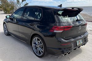 Volkswagen Golf R 2024 Usado, Sin Reserva, 5300 Millas, Transmisión Manual de 6 Velocidades, Turbo de 4 Cilindros, Tracción en las Cuatro Ruedas, Sin Modificaciones - Product Image 3
