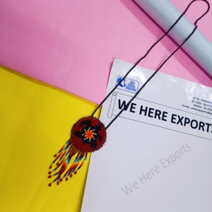 Collier artisanal en perles avec pendentif circulaire vibrant et franges multicolores, une célébration de l'heritage et du design artisanal - Product Image 3