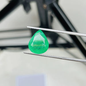 พลอยมรกตแซมเบียธรรมชาติ ทรงลูกแพร์ 4.58 กะรัต คุณภาพดี ประกายสวยงาม สีเขียวสวยงาม ขัดเงาอย่างสมบูรณ์แบบ เหมาะสำหรับทำเครื่องประดับทุกประเภท - Product Image 3