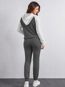 Vêtements de sport à capuche de couleur personnalisée pour femmes Survêtements d'entraînement de sports d'hiver imprimés et stylés Vêtements durables adaptés au fitness - Product Image 6
